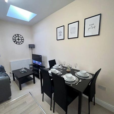 2 Bedroom Apartment With Balcony Oxford Bagian luar foto