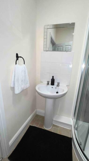 2 Bedroom Apartment With Balcony Oxford Bagian luar foto