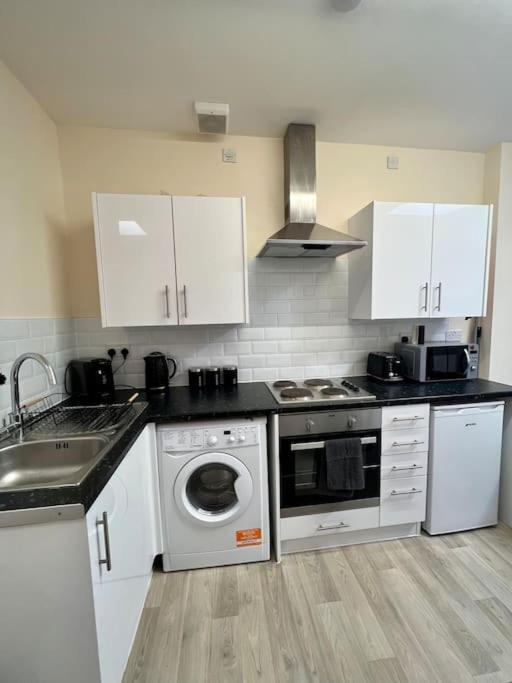 2 Bedroom Apartment With Balcony Oxford Bagian luar foto
