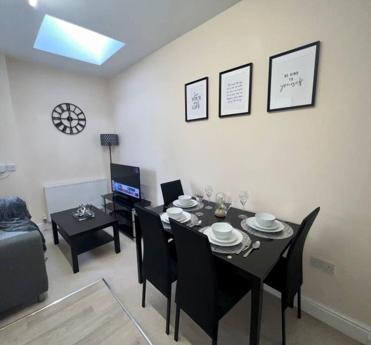 2 Bedroom Apartment With Balcony Oxford Bagian luar foto